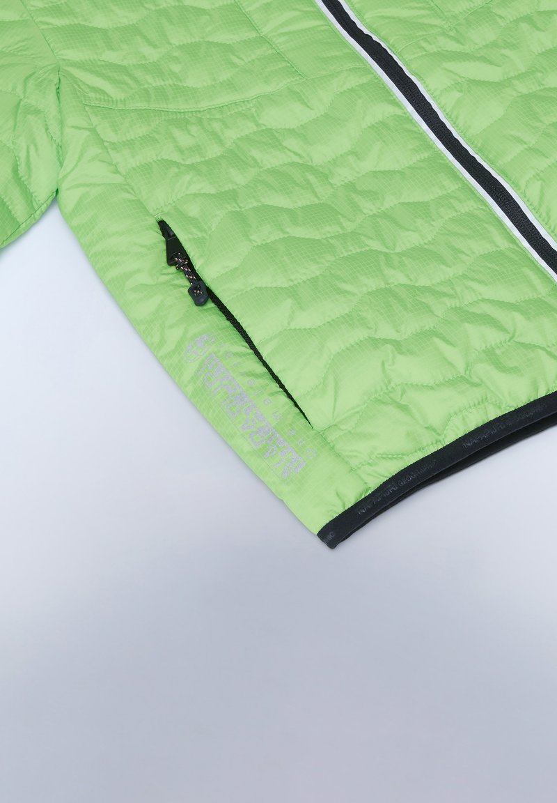 Chaqueta acolchada verde con una cremallera negra, que presenta una superficie texturizada y costuras visibles. Incluye un logo en la manga.