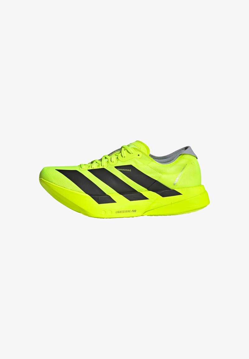 Baskets de course jaune fluorescent avec des rayures noires, design léger, tige en mesh et semelle texturée. Présente la marque "LIGHTSTRIKE PRO".