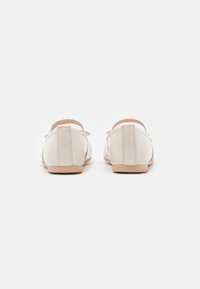 Pretty Ballerinas AMI - Bailarinas con hebilla - perla/off-white