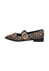 Leopardprint platte schoen met spitse neus, dubbele gespsluiting, suede textuur en lage zwarte hak. Voorzien van details in goudkleurig metaal.