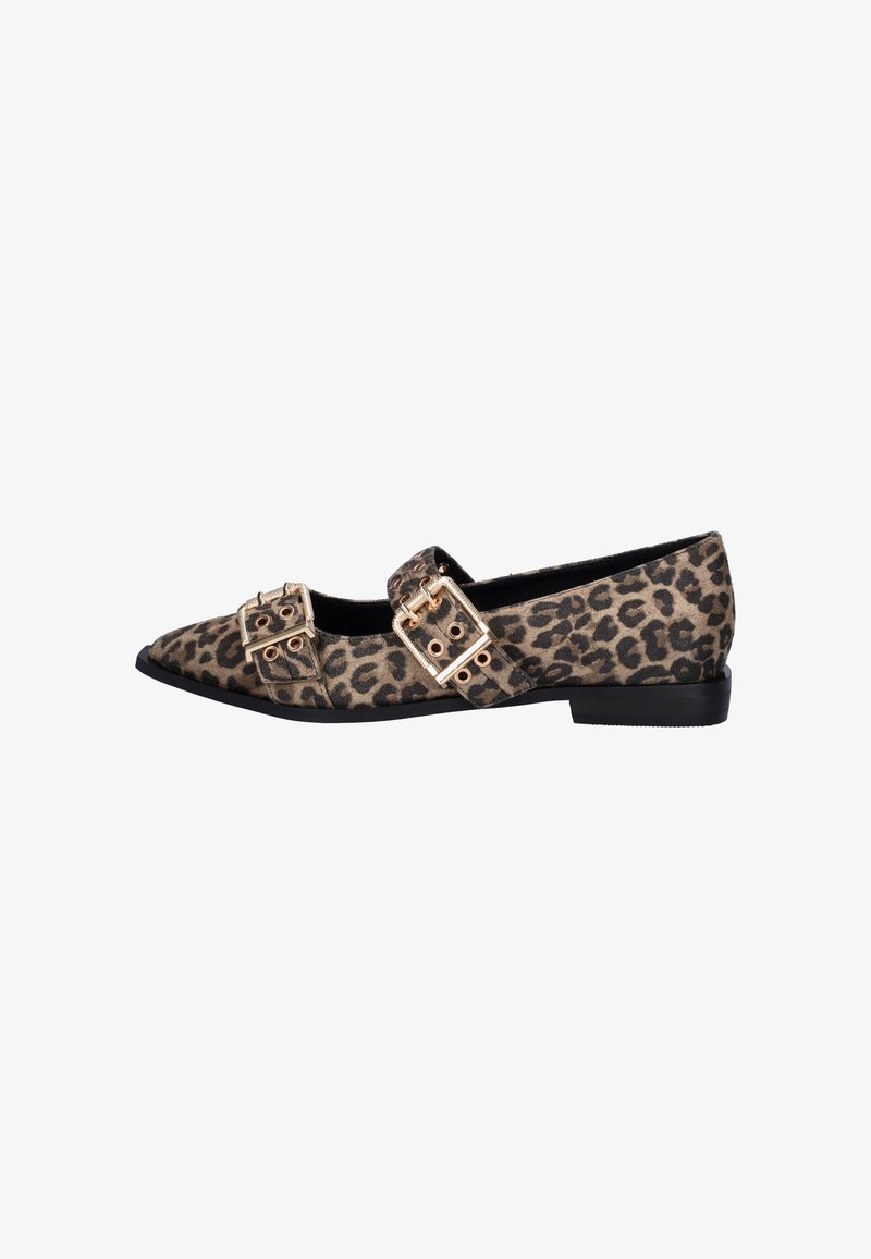 Leopardprint platte schoen met spitse neus, dubbele gespsluiting, suede textuur en lage zwarte hak. Voorzien van details in goudkleurig metaal.