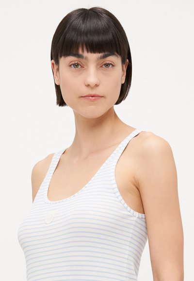 Top sin mangas en azul claro y blancas a rayas. Textura suave con un escote redondo y un sutil acento de logo cerca del pecho.