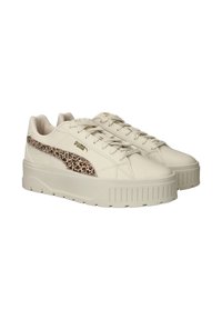 Sneakers Puma in pelle crema con accento a stampa leopardata. Presentano suole spesse e chiusura con lacci, evidenziando materiali testurizzati.
