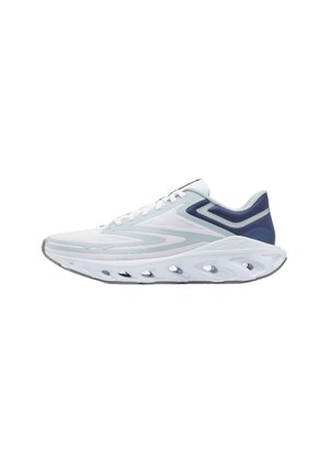 Zapatilla deportiva blanca con detalles en azul claro y azul marino, con una suela gruesa que presenta múltiples cortes ovalados para ventilación y amortiguación.