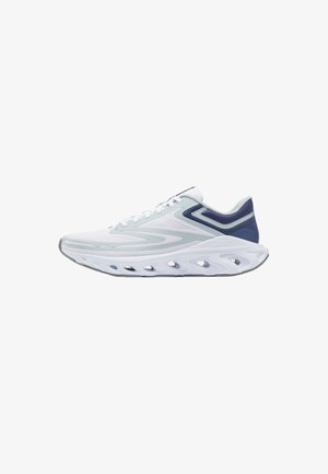 Weißer Sportschuh mit hellblauen und dunkelblauen Akzenten, mit dicker Sohle und mehreren ovalen Aussparungen für Belüftung und Dämpfung.