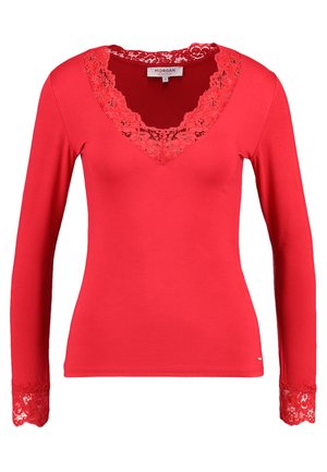 Camisa roja de manga larga con escote en V y encaje en el cuello y las mangas, hecha de un tejido suave, con un diseño ajustado.