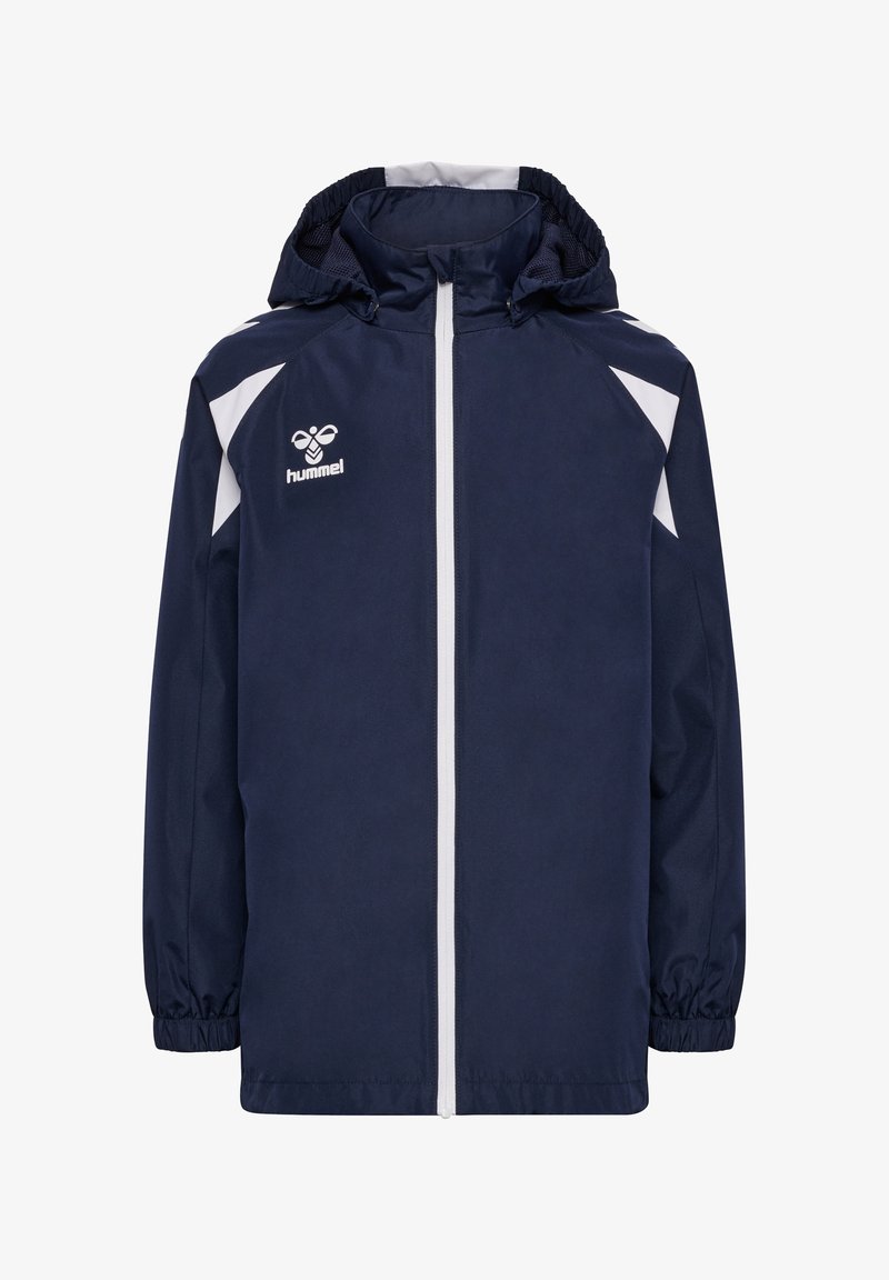 Granatowa kurtka z kapturem z białym zamkiem błyskawicznym, białymi akcentami na ramionach, elastycznymi mankietami i logo hummel na lewej piersi.