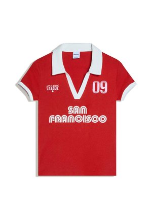 Rotes Polohemd mit kurzen Ärmeln, weißem Kragen und Bündchen, mit dem Text "SAM FRANCISCO", "ATHLETIC LEAGUE" und der Zahl "09" auf der Vorderseite.