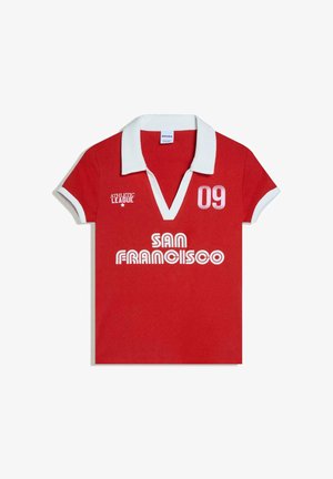 Rotes Polohemd mit kurzen Ärmeln, weißem Kragen und Bündchen, mit dem Text "SAM FRANCISCO", "ATHLETIC LEAGUE" und der Zahl "09" auf der Vorderseite.
