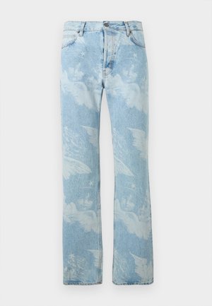 Jasnoniebieskie dżinsy o prostych nogawkach z białymi wzorami chmur i skrzydeł, z przodem zapinanym na guziki i zamek oraz szlufkami na pasek.