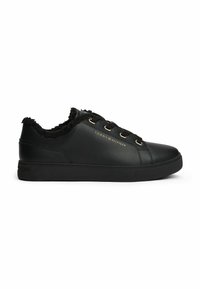 Sneaker in pelle nera con colletto foderato in pelliccia, occhielli in argento e logo stampato di lato. Suola piatta in gomma nera e design elegante.