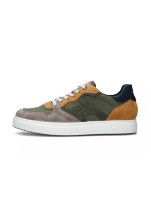 Sneaker verde e marrone realizzato in pelle e scamosciato. Presenta una suola in gomma bianca, dettagli grigi e elementi in tessuto a contrasto.