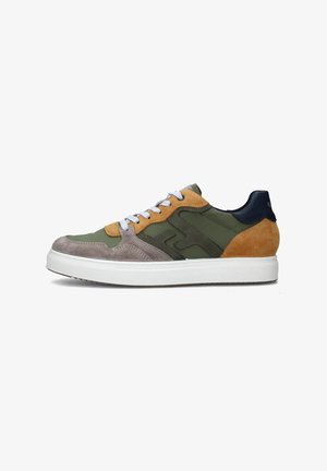 Sneaker verde e marrone realizzato in pelle e scamosciato. Presenta una suola in gomma bianca, dettagli grigi e elementi in tessuto a contrasto.