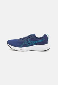 Pantofi sport navy cu un superior din plasă, accente turcoaz, suprafață texturată și o talpă albă cu amortizare etichetată "Amplifoam+".