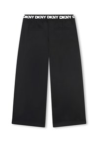 Pantalon large noir avec une ceinture élastique de la marque DKNY, doté de deux poches arrière et d'une texture lisse et mate.