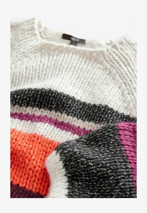Strikket sweater med striber i hvid, orange, lilla, pink og grå farver. Tekstureret stof med rund hals og synlige sømdetaljer.