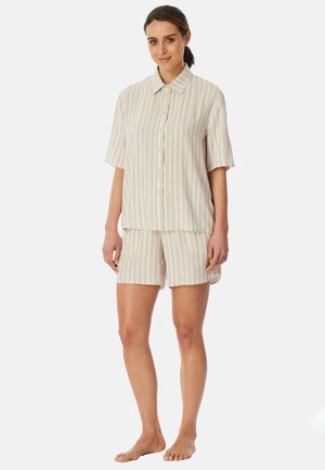 Kortärmad, knäppt pyjamasuppsättning i ljusbeige med tunna vertikala ränder. Mjuk, lättviktsmaterial; inkluderar matchande shorts.
