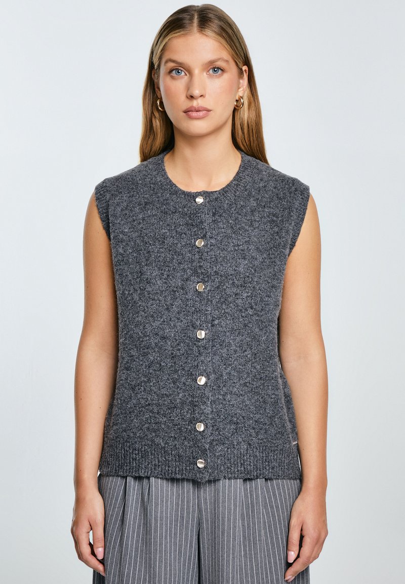 Grauer, kurzärmeliger Cardigan aus strukturiertem Strickstoff, mit Rundhalsausschnitt und silberfarbenen Knöpfen entlang der Vorderseite.