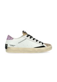 Sneaker bianco con lacci neri, tallone glitterato rosa e linguetta dorata metallizzata. Presenta una suola beige testurizzata e testo stampato sul lato.
