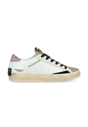Sneaker bianco con lacci neri, tallone glitterato rosa e linguetta dorata metallizzata. Presenta una suola beige testurizzata e testo stampato sul lato.