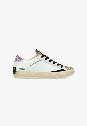 Sneaker bianco con lacci neri, tallone glitterato rosa e linguetta dorata metallizzata. Presenta una suola beige testurizzata e testo stampato sul lato.