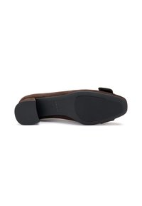 Scarpa piatta in suede marrone con suola in gomma nera liscia. Presenta una punta arrotondata e un lieve tacco con una superficie di presa testurizzata.