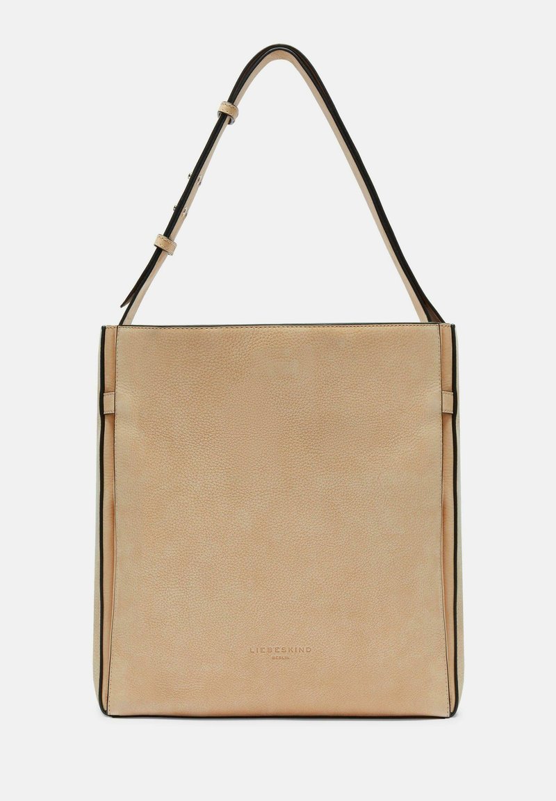 Hellbeige Leder-Shopper mit strukturierter Oberfläche, ausgestattet mit einem oberen Griff und kontrastierenden schwarzen Details entlang der Kanten. Logo auf der Vorderseite geprägt.