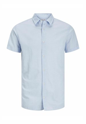 Camisa de botones de manga corta en azul claro, hecha de un tejido ligero. Presenta un cuello clásico y botones blancos a lo largo del frente.