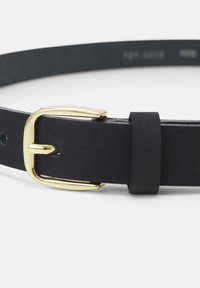 Schwarzer Ledergürtel mit einer goldenen Metallschnalle, der eine glatte Textur aufweist und mehrere Löcher zur Anpassung hat. Einfaches Design ohne Muster.