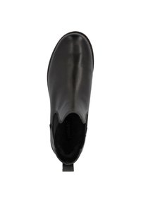 Botín negro de cuero con un acabado suave, paneles laterales elásticos, punta redondeada y una lengüeta en el talón para facilitar su uso.