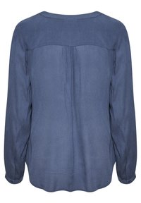 Långärmad blus i mörkblått tyg med mjuk textur. Har rund halsringning, veckdetaljer längs ryggen och knäppta manschetter.