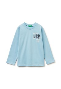 Jasnoniebieska bawełniana koszulka z długim rękawem. Posiada graficzny nadruk z napisem "Benetton UCB since 1965" w białych i czarnych akcentach z przodu.