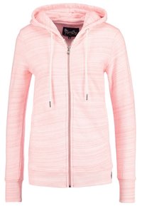 Sudadera con cremallera de color rosa claro, con capucha ajustable, tejido texturizado, puños y dobladillo de canalé. Presenta una cremallera frontal y un patrón de rayas sutil.