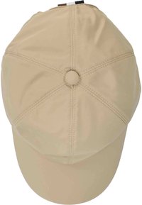 Gorra beige con una corona redondeada, elaborada con tela suave, que cuenta con seis paneles y un botón cosido en la parte superior.