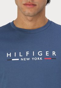 Tommy Hilfiger NEW YORK TEE - Triko s potiskem - aegean sea