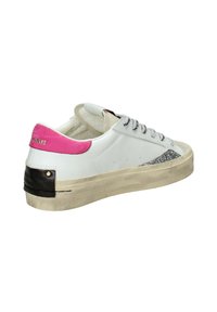 Sneaker bianco con accentuation fucsia sul tallone, pannello laterale in glitter argentato, avvolgimento nero sul retro e suola in gomma beige. Presenta lacci grigi e un design perforato.