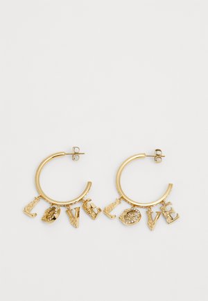 Boucles d'oreilles en or en forme de créoles avec des lettres pendantes épelant "AMOUR" et des accents décoratifs ainsi qu'une texture. Design circulaire léger avec fermoir à tige.