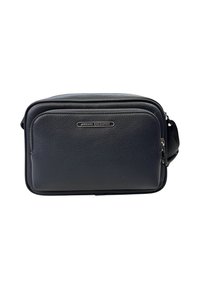 Borsa a spalla in pelle nera con superficie testurizzata, forma rettangolare, chiusura con zip superiore e tasca anteriore con una placca con logo.