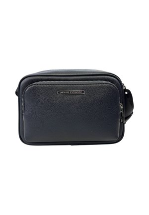Borsa a spalla in pelle nera con superficie testurizzata, forma rettangolare, chiusura con zip superiore e tasca anteriore con una placca con logo.