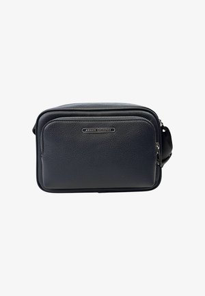 Borsa a spalla in pelle nera con superficie testurizzata, forma rettangolare, chiusura con zip superiore e tasca anteriore con una placca con logo.