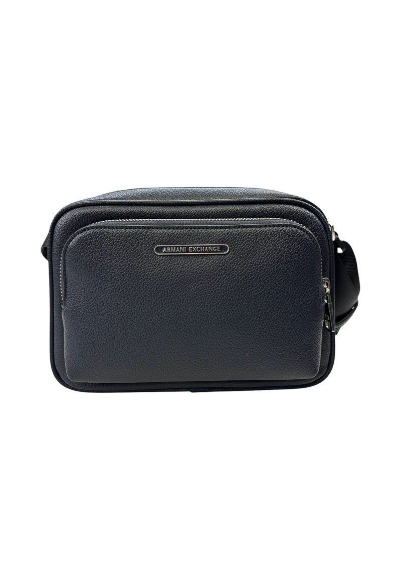 Borsa a spalla in pelle nera con superficie testurizzata, forma rettangolare, chiusura con zip superiore e tasca anteriore con una placca con logo.