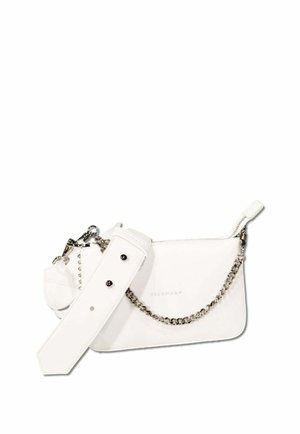 Borsa bianca con finitura in pelle liscia, dotata di una tracolla in catena argentata, spallaccio regolabile in stile cintura e chiusura con zip.
