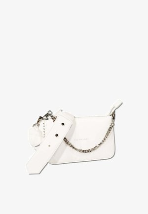 Borsa bianca con finitura in pelle liscia, dotata di una tracolla in catena argentata, spallaccio regolabile in stile cintura e chiusura con zip.