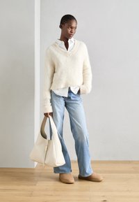 UGG MINI BAILEY BOW II - Vinterstøvler - sand