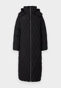 Lang zwarte pufferjas met een diamantvormig gestikt patroon, hoge kraag, ritsluiting en brede mouwen. Het materiaal lijkt zacht en geïsoleerd.