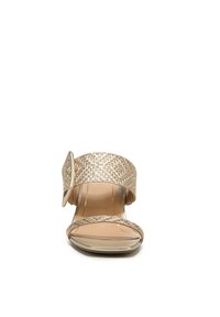 Schoen met hoge hakken in metallic goud, met een geweven stoffen bovenkant, open teen, platte hak en een grote rechthoekige gesp als accent.