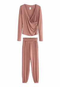 Tvådelat lounge-set i mjuk rosa ribbad tyg, med en draperad långärmad topp och byxor med elastisk midja, smalnande vid vristen.