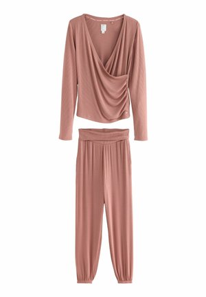 Tvådelat lounge-set i mjuk rosa ribbad tyg, med en draperad långärmad topp och byxor med elastisk midja, smalnande vid vristen.