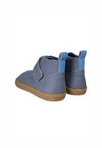 Zapatos de cuero gris con acentos azules, con un diseño de caña alta, cierre de Velcro y una suela de goma beige. Detalle de superficie texturizada visible.