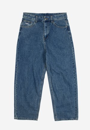 Μπλε τζιν με ψηλή μέση και ίσια γραμμή, με μπροστινές και μικρές τσέπες, κούμπωμα με κουμπί και ετικέτα "WASTED" στη μικρή τσέπη.